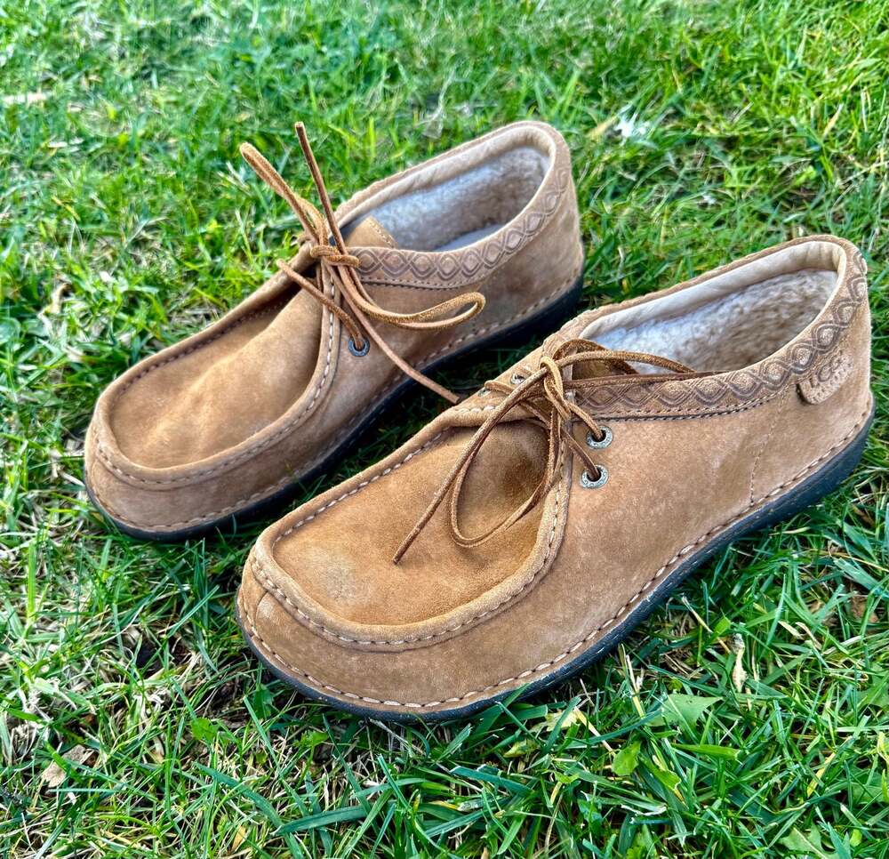 UGG - Picture 2 of 8